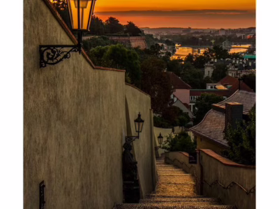 Zlaté ráno na Zámeckých schodech... Zámecké schody v Praze při východu slunce s teplým světlem na dlažbě, autor Martin Lukač, pražský fotograf, www.martinlukac.eu