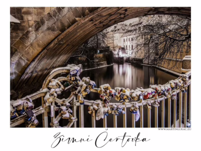 Romantické ticho zasněžené Čertovky... Zimní Čertovka v Praze s mostkem plným zámků a zasněženými zábradlími, autor Martin Lukač, pražský fotograf, www.martinlukac.eu