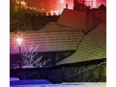 Barevné kouzlo zimního večera nad Prahou... Zasněžená Praha s barevně nasvícenou mlhou a pohledem na chrám svatého Mikuláše, autor Martin Lukač, pražský fotograf, www.martinlukac.eu