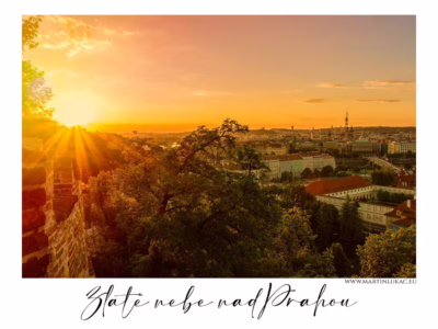 Praha pod září zlatého večerního nebe... Zlaté nebe nad Prahou při západu slunce s výhledem na město a věže, autor Martin Lukač, pražský fotograf, www.martinlukac.eu
