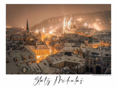 Večerní Malá Strana pod zlatavou září sněhu a světel... Zasněžená Malá Strana v Praze s osvětleným chrámem svatého Mikuláše, autor Martin Lukač, pražský fotograf, www.martinlukac.eu