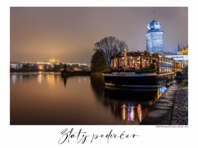 Klidné vody Vltavy v záři večerních světel... Pražská náplavka s lodí Matylda při večerním osvětlení a zlatavém podvečeru, autor Martin Lukač, pražský fotograf, www.martinlukac.eu