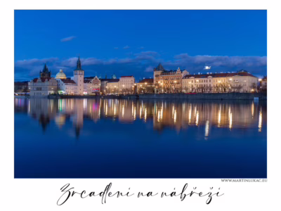 Večerní Praha ve hře světel a odrazů... Pražské nábřeží večer s odrazem historických budov ve Vltavě, autor Martin Lukač, pražský fotograf, www.martinlukac.eu