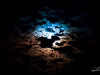 Ticho noci ve svitu měsíce... Noční nebe s pronikavým modrým svitem měsíce a mystickou atmosférou, autor Martin Lukač, pražský fotograf, www.martinlukac.eu