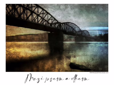 Okamžik mezi světlem a tmou... Těžký kovový most se zrcadlí v klidné hladině řeky, autor Martin Lukač, pražský fotograf, www.martinlukac.eu