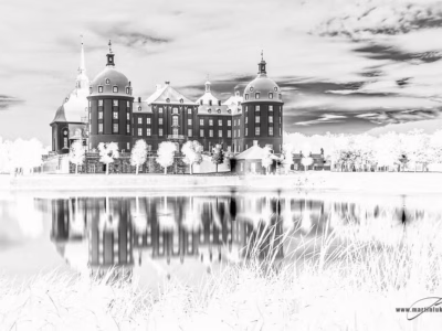 Barokní "Popelčin" zámek jako v křehkém snu... Zimně působící kompozice zámku Moritzburg s dramatickým nebem a zrcadlením, autor Martin Lukač, pražský fotograf, www.martinlukac.eu