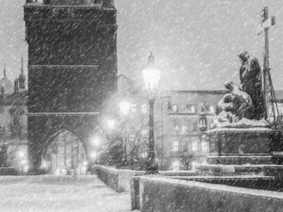 Ticho zimní noci s barokní výzdobou v objetí historie... Zasněžený Karlův most s Mosteckou věží a historickým sousoším, autor Martin Lukač, pražský fotograf, www.martinlukac.eu