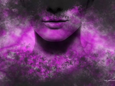 Ticho ženských rtů zahalené v nachu... Tajemná tvář ženy v purpurových tónech zahalená abstrakcí, autor Martin Lukač, pražský fotograf, www.martinlukac.eu