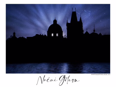 Když noc vdechne život starým legendám... Stíny městských věží ponořené do noční modři s hvězdami nad hlavou, autor Martin Lukač, pražský fotograf, www.martinlukac.eu