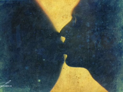 Polibek, kterým začíná svět... Poetická kompozice s polibkem jako symbolem zrození a lásky, autor Martin Lukač, pražský fotograf, www.martinlukac.eu