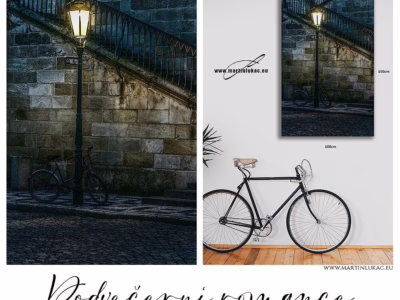 Příběh ukrytý ve světle lampy... Nostalgický večerní záběr s bicyklem pod starou lucernou u kamenného schodiště, autor Martin Lukač, pražský fotograf, www.martinlukac.eu