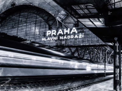 Příjezd i odjezd, drama i čekání, vepsané do struktur nádraží... Historická železniční architektura a moderní pohyb zachycený v dramatickém kontrastu, autor Martin Lukač, pražský fotograf, www.martinlukac.eu