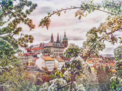 Jaro v plném květu s výhledem na srdce Prahy... Jarní rozkvět a historická krása se spojují v poetickém obraze staré Prahy, autor Martin Lukač, pražský fotograf, www.martinlukac.eu