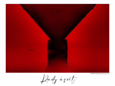 Pod mostem se rodí nový den... Silueta mostu v rudém ranním světle s osamělým rybářem, autor Martin Lukač, pražský fotograf, www.martinlukac.eu