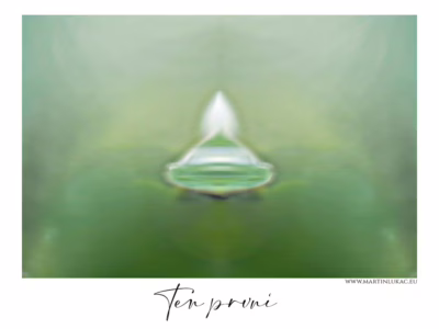 První záblesk klidu a naděje... Tenhle moment připomíná zrození světla z hlubin ticha, autor Martin Lukač, pražský fotograf, www.martinlukac.eu