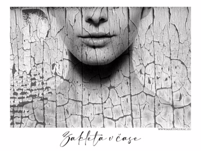 Ticho v prasklinách, paměť vrytá do omítky... Zakletá ženská tvář spojená se strukturou popraskané malby, autor Martin Lukač, pražský fotograf, www.martinlukac.eu