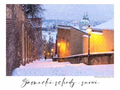 Zasněžená poezie staré Prahy pod světly luceren... Zimní atmosféra staré Prahy s pohledem na svatého Mikuláše, autor Martin Lukač, pražský fotograf, www.martinlukac.eu