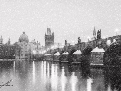 Když sníh překryje čas a most mlčí v proudu... Černobílá fotografie Karlova mostu za hustého sněžení, autor Martin Lukač, pražský fotograf, www.martinlukac.eu