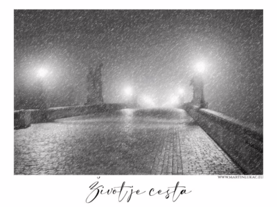 Krok za krokem v tichu, kde cesta mizí v bílém světle... Zasněžený most v noci se světly lamp, autor Martin Lukač, pražský fotograf, www.martinlukac.eu