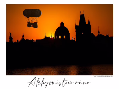 Praha se probouzí v čase, kdy ještě věří na zázraky... Létající stroj nad Karlovým mostem při východu slunce v Praze – snová atmosféra, autor Martin Lukač, pražský fotograf, www.martinlukac.eu