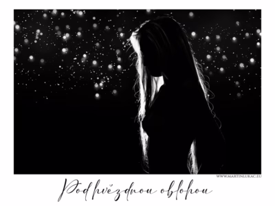 Silueta ženy v záři hvězd... Pod hvězdnou oblohou – Silueta ženy v černobílém kontrastu se světelnými efekty, autor Martin Lukač, www.martinlukac.eu