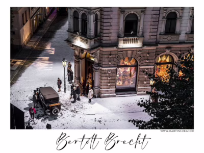 Závěrečný moment, kdy realita splývá s filmem... Zákulisí filmu Bertold Brecht očima fotografa Martina Lukače... Poetické okamžiky mezi realitou a filmem, kde se rodí příběh... Autor Martin Lukač, pražský fotograf, www.martinlukac.eu