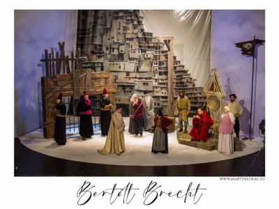 Barvy světel a stíny hereckých tváří... Zákulisí filmu Bertold Brecht očima fotografa Martina Lukače... Poetické okamžiky mezi realitou a filmem, kde se rodí příběh... Autor Martin Lukač, pražský fotograf, www.martinlukac.eu