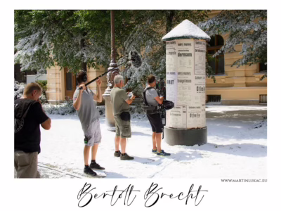 Pod světly scény, kde vzniká příběh... Zákulisí filmu Bertold Brecht očima fotografa Martina Lukače... Poetické okamžiky mezi realitou a filmem, kde se rodí příběh... Autor Martin Lukač, pražský fotograf, www.martinlukac.eu