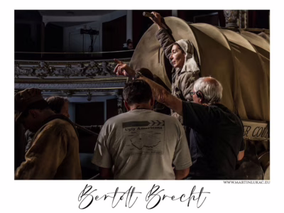 Portrét tvorby, která dýchá tichem... Zákulisí filmu Bertold Brecht očima fotografa Martina Lukače... Poetické okamžiky mezi realitou a filmem, kde se rodí příběh... Autor Martin Lukač, pražský fotograf, www.martinlukac.eu