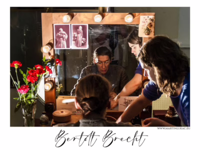 Mezi scénami, kde se mísí realita s iluzí... Zákulisí filmu Bertold Brecht očima fotografa Martina Lukače... Poetické okamžiky mezi realitou a filmem, kde se rodí příběh... Autor Martin Lukač, pražský fotograf, www.martinlukac.eu
