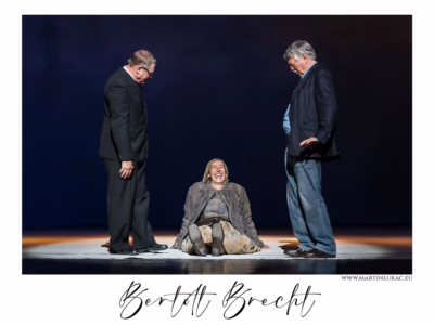 Síla gest a ticha mezi slovy... Zákulisí filmu Bertold Brecht očima fotografa Martina Lukače... Poetické okamžiky mezi realitou a filmem, kde se rodí příběh... Autor Martin Lukač, pražský fotograf, www.martinlukac.eu