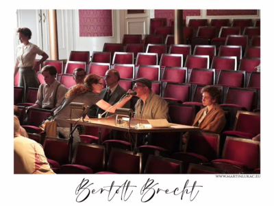 Prázdné hlediště, které čeká na příběh... Zákulisí filmu Bertold Brecht očima fotografa Martina Lukače... Poetické okamžiky mezi realitou a filmem, kde se rodí příběh... Autor Martin Lukač, pražský fotograf, www.martinlukac.eu