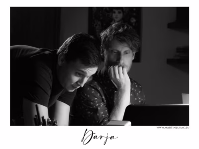 Ticho mezi herci, kde se rodí příběh... Tichý moment mezi herci a režisérem při přípravě záběru ve filmu Darja, autor Martin Lukač, pražský fotograf, www.martinlukac.eu