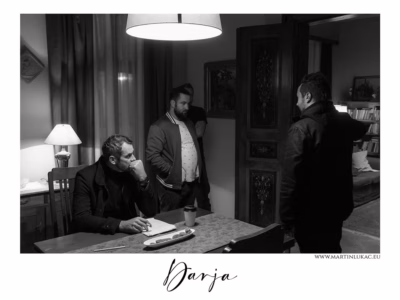 Film, který vzniká z tichých dialogů... Herci při rozhovoru v interiéru, příprava scény filmu Darja, autor Martin Lukač, pražský fotograf, www.martinlukac.eu