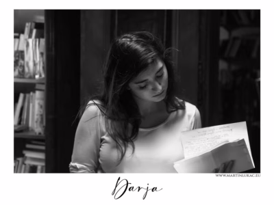 Úsměv mezi světly kamery... Zákulisní moment radosti a uvolnění na place, autor Martin Lukač, pražský fotograf, www.martinlukac.eu