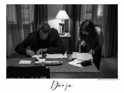 Papír, světlo a dech příběhu... Tvůrčí tým při práci na scénáři během natáčení Darji, autor Martin Lukač, pražský fotograf, www.martinlukac.eu