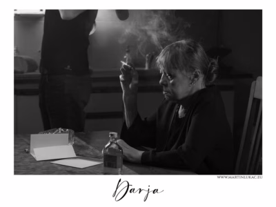 Ticho, které má tvář... Portrét filmové herečky Jany Šulcové v tichém zamyšlení, autor Martin Lukač, pražský fotograf, www.martinlukac.eu