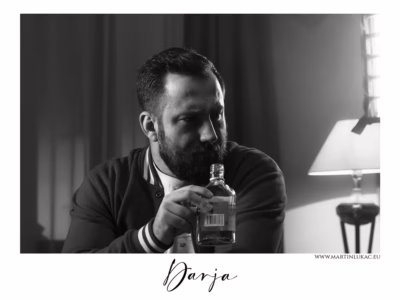 Když dialog vzniká dřív, než zazní... Režisér diskutuje s herci o scéně ve filmu Darja, autor Martin Lukač, pražský fotograf, www.martinlukac.eu