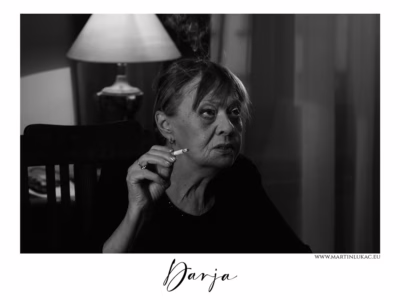 Mezi scénami, kde světlo dýchá... Atmosférický portrét Jany Šulcové v tlumeném světle, autor Martin Lukač, pražský fotograf, www.martinlukac.eu