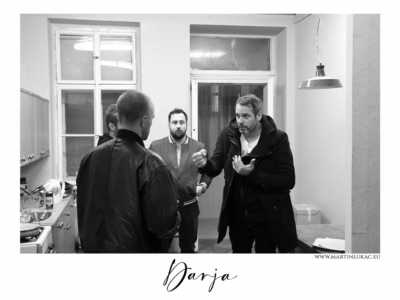 Závěr dne, kdy film dýchá tichem... Herci a štáb při posledních přípravách na natáčení scény filmu Darja, autor Martin Lukač, pražský fotograf, www.martinlukac.eu