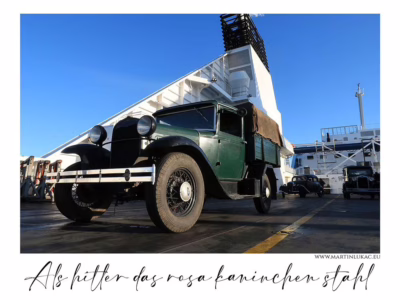 Stroj času na kolech... Historické vozidlo připravené pro natáčení filmu Als Hitler das rosa Kaninchen stahl, autor Martin Lukač, pražský fotograf, www.martinlukac.eu