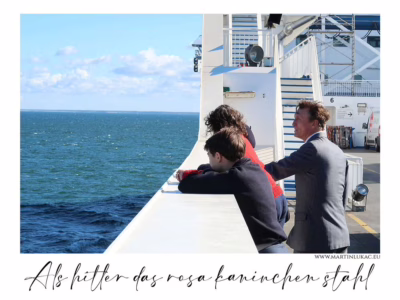 Dotek větru a příběhu... Herci na palubě při natáčení filmu Als Hitler das rosa Kaninchen stahl, autor Martin Lukač, pražský fotograf, www.martinlukac.eu