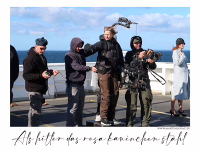 Světlo, které vede cestu... Kameramanka Bella Halben při práci s filmovou technikou na lodi, autor Martin Lukač, pražský fotograf, www.martinlukac.eu