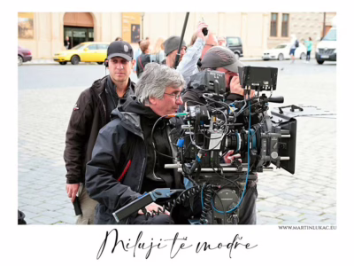 Obraz, který se právě rodí... Kameraman sleduje natáčení scény v exteriéru filmu Miluji tě modře, autor Martin Lukač, pražský fotograf, www.martinlukac.eu