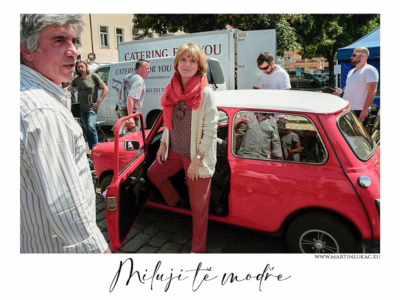 Červená jako emoce... Herečka Zuzana Bydžovská stojí u červeného auta během natáčení filmu Miluji tě modře, autor Martin Lukač, pražský fotograf, www.martinlukac.eu