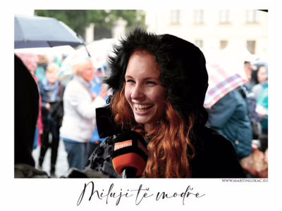 Úsměv, který patří světlu... Herečka Denisa Nesvačilová hovoří do kamery při rozhovoru na place filmu Miluji tě modře, autor Martin Lukač, pražský fotograf, www.martinlukac.eu