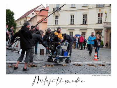 Město jako scéna... Štáb při natáčení scény na ulici filmu Miluji tě modře, autor Martin Lukač, pražský fotograf, www.martinlukac.eu