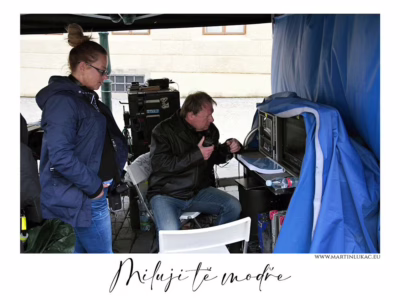 Obraz zrozený ze soustředění... Režisér Miloslav Šmídmajer sleduje monitor při záznamu scény filmu Miluji tě modře, autor Martin Lukač, pražský fotograf, www.martinlukac.eu